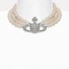 Dreireihiges Perlen-Basrelief-Halsband Dreireihiges Perlen-Basrelief-Halsband